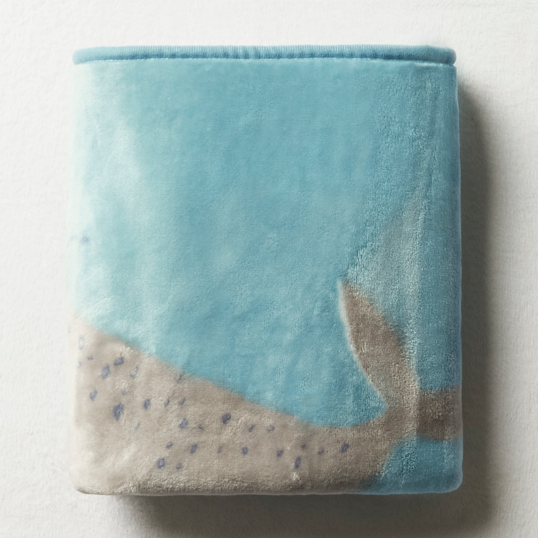 AOP WHALE MINK-LIGHT BLUE-100X130 CM